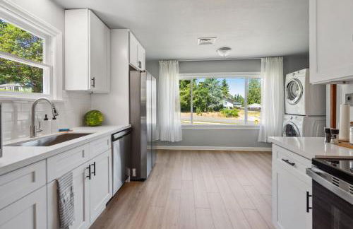 Spacious 5B2B home 5 min to airport with AC, Game Room, WiFi, Parking - Photo 26