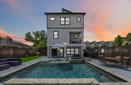 Resort vibe with Pool and Hot tub Downtown skyline views - Photo 1