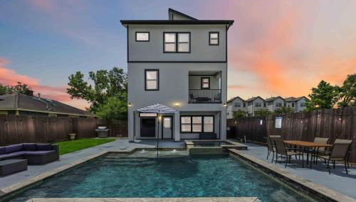 Resort vibe with Pool and Hot tub Downtown skyline views - Foto 1