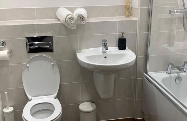 Stunning 2-bed Apartment in Grays - Photo 42