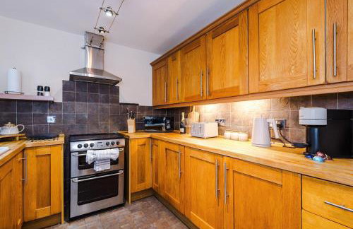 Cosy 3-Bed, Sleeps 5, Free Parking, Long and Short Stays - Photo 22