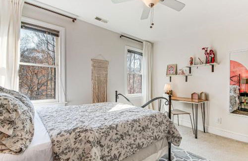 4,100-Sq-Ft Gem with Pool Table and Yard in Raleigh - Foto 19