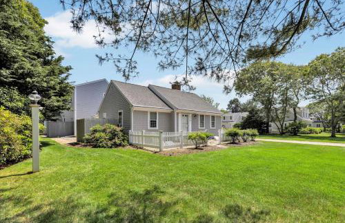 Stay 1 Block from Ocean at 7-Bed Retreat with Yard, Deck and Game Room, Host Up to 22 Across 16 Beds, Gas Fireplace, Gas Grill, Ample Parking, Walk to Menauhant Beach, Perfect for Family Getaway, 24 Hr Hospitality - Foto 30