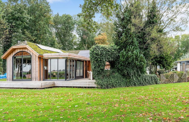 Fantastic Chalet Near Open Waterways, hot tub - Photo 31