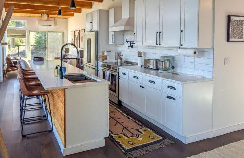 Mid-Century Escape Lake Views, Steps to Cave Bay! - Foto 7