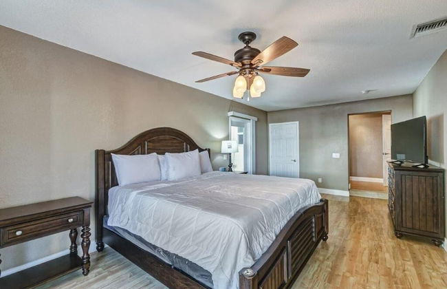 Beautifully Renovated 5 Bedroom with Guest House 5 Home by RedAwning - Foto 13