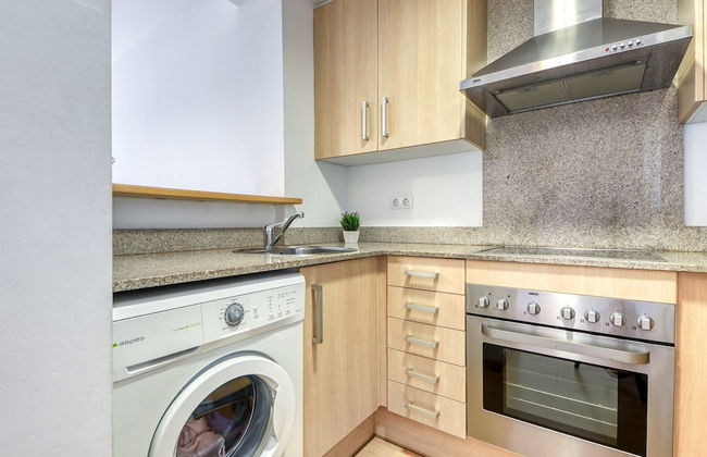 Charming Apartment With Patio - Photo 8