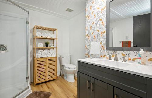 Sister Lakes Lakeside House - Sleeps 16 - Foto 12