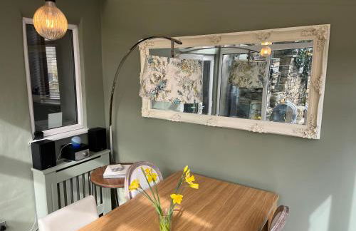 Honeybee Cottage, with a log fire & a hot tub. - Foto 5