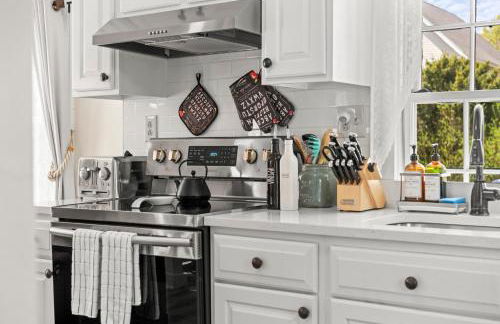 The School House Cottage, Historic 1BR Mystic River Stay Near Seaport - Foto 21