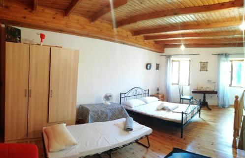 Country traditional house in Corfu village, Greece - Photo 12