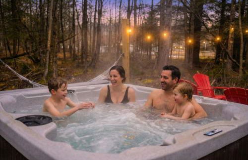 Evergreen Escape Hot Tub Firepit Resort Pool - Foto 41