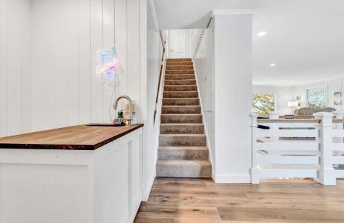 Waterfront Retreat with Private Dock and Fire Pit, Sleeps 8, Outdoor Dining, Spa-Style Primary, Gourmet Kitchen with Dual Dishwashers, Gas Fireplace, River Views, Bright Open Layout, Central AC, Perfect Coastal Escape for Families, 24 Hr Hospitality - Foto 62