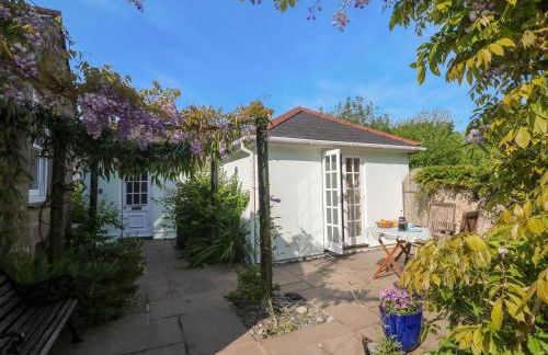 Little Acorns - Photo 1