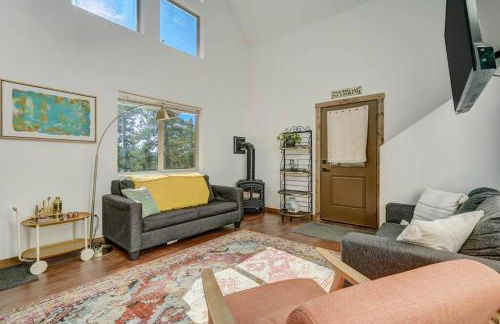 Rustic cabin charm w/ hot tub, arcade basketball - Foto 55