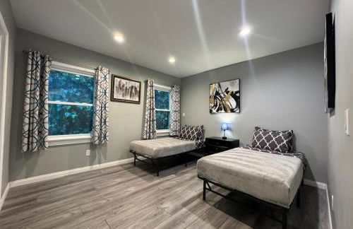 Spacious 3 bedroom unit with backyard and parking just 10 minutes from Rodeo Dr and attractions! - Photo 3