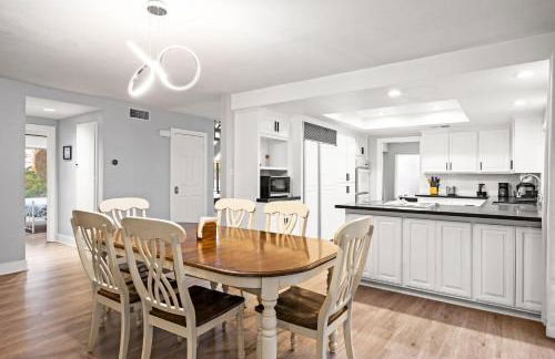 Serene Hilltop Oasis Above the City w Private Pool - Foto 22