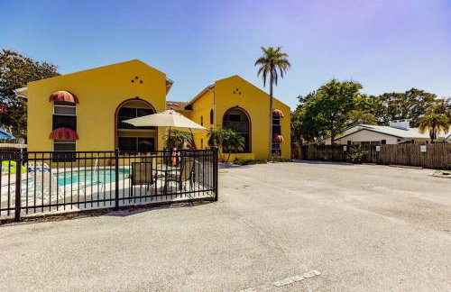 *Eclectic hidden Gem / Tiki Bar and Pool* - Foto 22