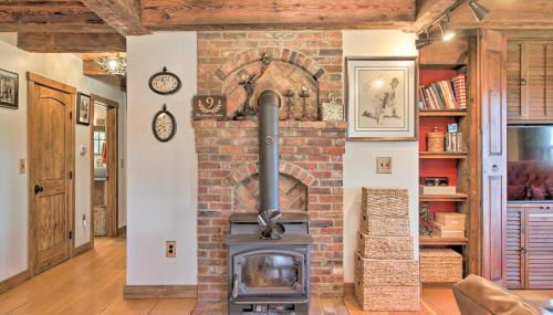 Timeless Red Sox Retreat with Scenic Mountain Views! - Foto 5