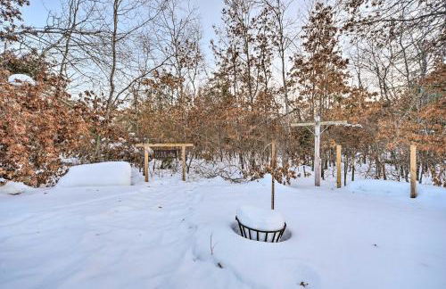 Wooded Danbury Cabin with Grill and Fire Pit! - Foto 20