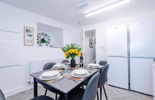 Modern 6 Bed House with Ensuites by 53 Degrees Property, Perfect for Business and Groups - Foto 3