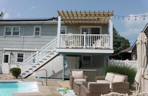 Gorgeous beach house with large pool & private beach, just 3 blocks away!! - Foto 2