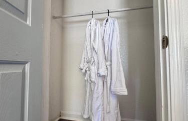 Luna's Cozy Private Hosted Suite with Fireplace and 2 Bedrooms - Foto 18