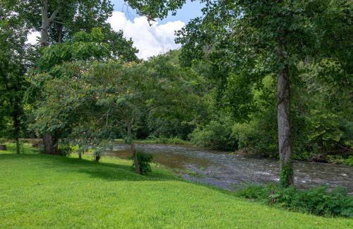 Pool and Riverfront! Couples Retreat in Smoky Mtns - Foto 28
