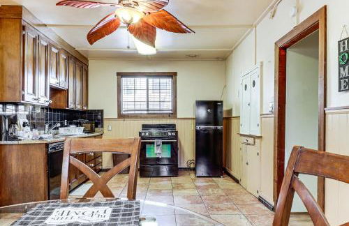 Watefront Getaway with Mtn Views and Dock in Clearlake - Foto 7