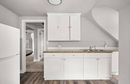 Historic Manor with 8 BDRMS 9 BATHS & 3 Kitchens - Foto 32