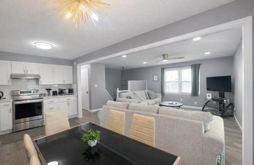 Large Overland Park Getaway 4 KING beds 3 Bath Sleeps 10 - Foto 1