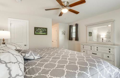 Riverfront Family Retreat w/ Yard in Saint Amant - Foto 17