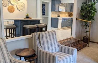 Walk to K-State, Sleeps 12, Pool Table, Hot Tub - Foto 18