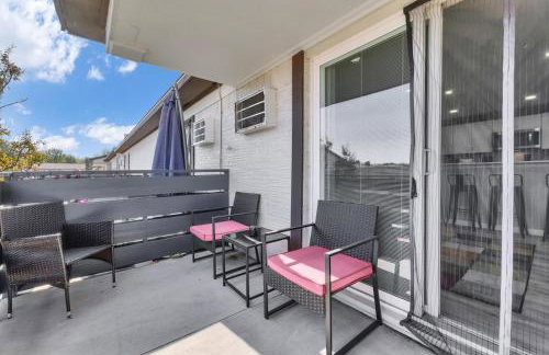 Peaceful 2BR Hideaway Close to Dining and Events - Photo 18