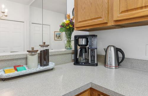 Convenient & Inviting - Fully-Equipped 2BD Condo - Foto 23