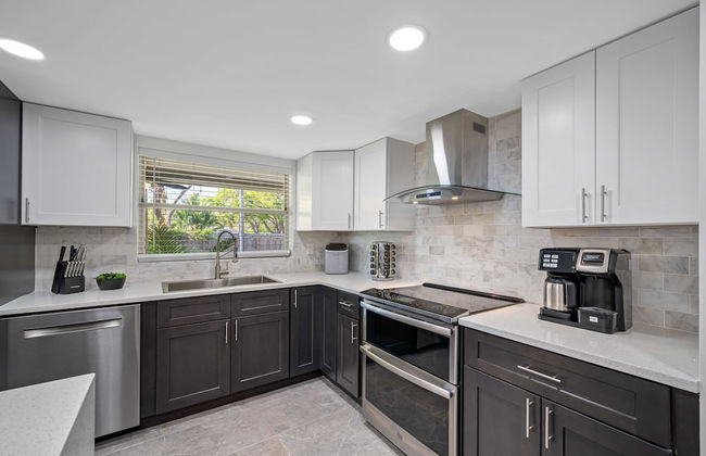 Luxury Retreat: Pool, Games, Basketball & More! - Foto 4