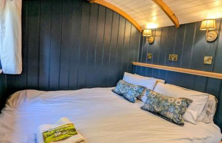 Boutique Shepherd Hut w Private Garden & Outdoor Bath - Photo 3