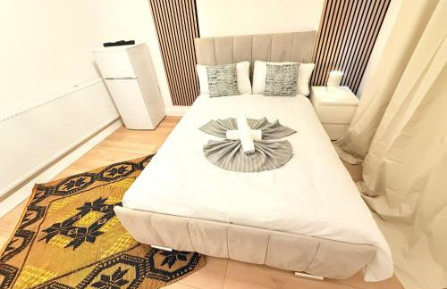 Bright & Airy two-Bed Appartment Near Seven kings tube easy access to central London - Foto 2