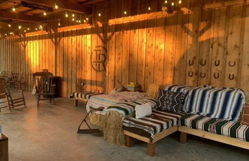 Restored Beautiful Airstream Fully Equipped with Incredible Outdoor Living in Texas - Foto 36