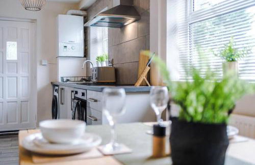 Cheerful 3 bedroom home with parking near Chester - Photo 17