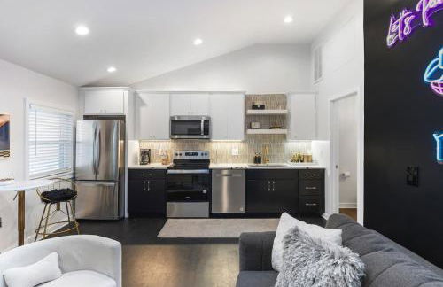 Vibrant Neon Condo Near Restaurants, Coffee and Bars - Foto 11