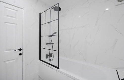 3Bed House-Free Parking - Foto 15