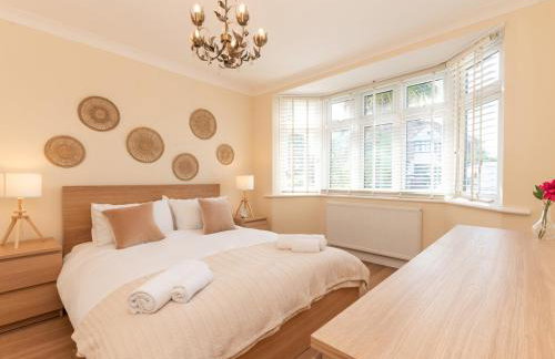 Pass the Keys Stunning Spacious Chessington Gem with Parking - Photo 3