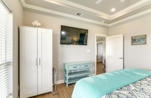 Walk to Shore Crystal Beach Escape with Deck and Bar! - Foto 13