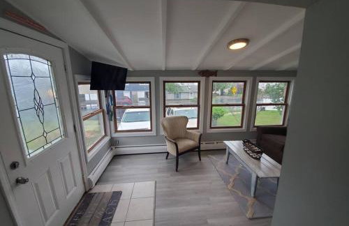 Beachy Bay Breeze Bungalow 2BR with parking and close to many amenities. - Foto 14