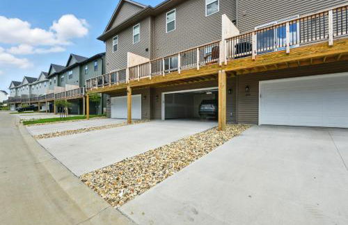 Modern Townhome Retreat in Prime Location townhouse - Photo 31