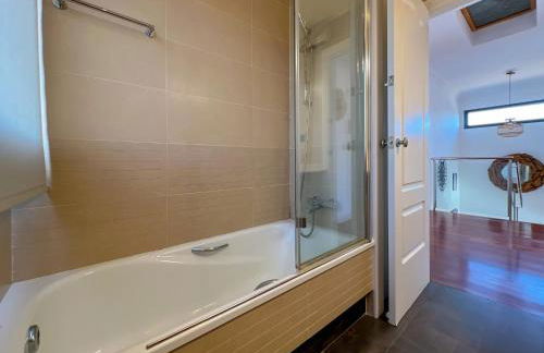 Stylish villa with saltwater pool - Foto 31