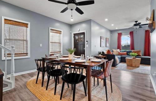 Hot Tub N64 Mins to Downtown Sleeps 8 - Foto 3