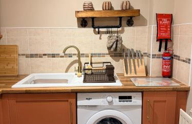 Luxury 2bed Sleeps 4 Flat Nr White Rose w Free Parking, Desks and Fast WiFi - Foto 6