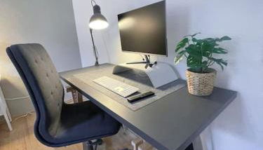 Modern Cozy apt. -with 2 TV, Netflix and work desk - Foto 3